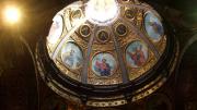 In der lichtvollen Kuppel strahlen Gemälde der Zwölf Apostel.