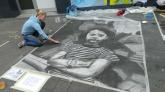 Diese Künstlerin malt das Foto eines Mädchens in New York auf das Pflaster.