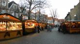 Der traditionelle Hattinger Weihnachtsmarkt ist auf dem Kirchplatz aufgebaut.