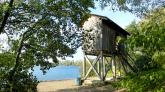 Am Nordostufer gibt es eine Hütte zur Beobachtung der Wasservögel.