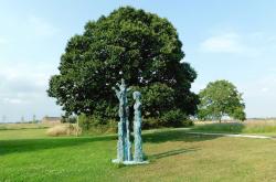 Diese Skulptur von Armin Baumgarten aus Düsseldorf heißt: "Figur und Baum".