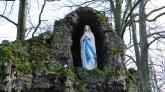 In der Lourdes-Grotte sind fünf Original-Steine aus Lourdes in Frankreich eingelassen.