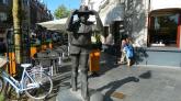 Erst dann begegnen wir mit der Skulptur "De Wiekeneer", dem Einwohner dieses Stadtteils.