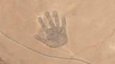 Eine gigantische Hand in der Wüste (China).