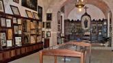 Ein kleines Museum zeigt Gegenstände und Schriften aus Ramon Llulls Nachlass.