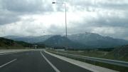 Das Wetter auf der Autobahn nach Thessaloniki ist für Mai ziemlich ungemütlich.