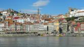 Am Ufer ist Portos berühmtes Ribeira Viertel, das Besucher aus aller Welt anzieht.