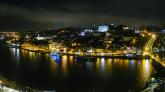Sobald es dunkel wird gehen überall auf den Hügeln von Porto die Lichter an.